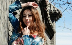 学生跪床 被 蘑菇